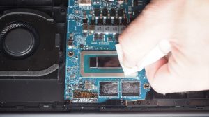 ***NOTE: Make sure to not touch the heat transfer areas on the heatsink and processors. The oils on your skin can reduce the heat transfer capability of the thermal paste.