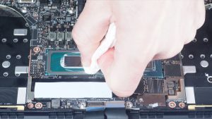 ***NOTE: Make sure to not touch the heat transfer areas on the heatsink and processors. The oils on your skin can reduce the heat transfer capability of the thermal paste.